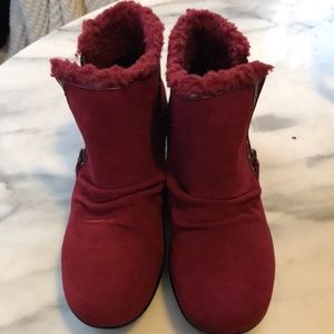Red suede Sketchers zip ankle boot with fur lining, new